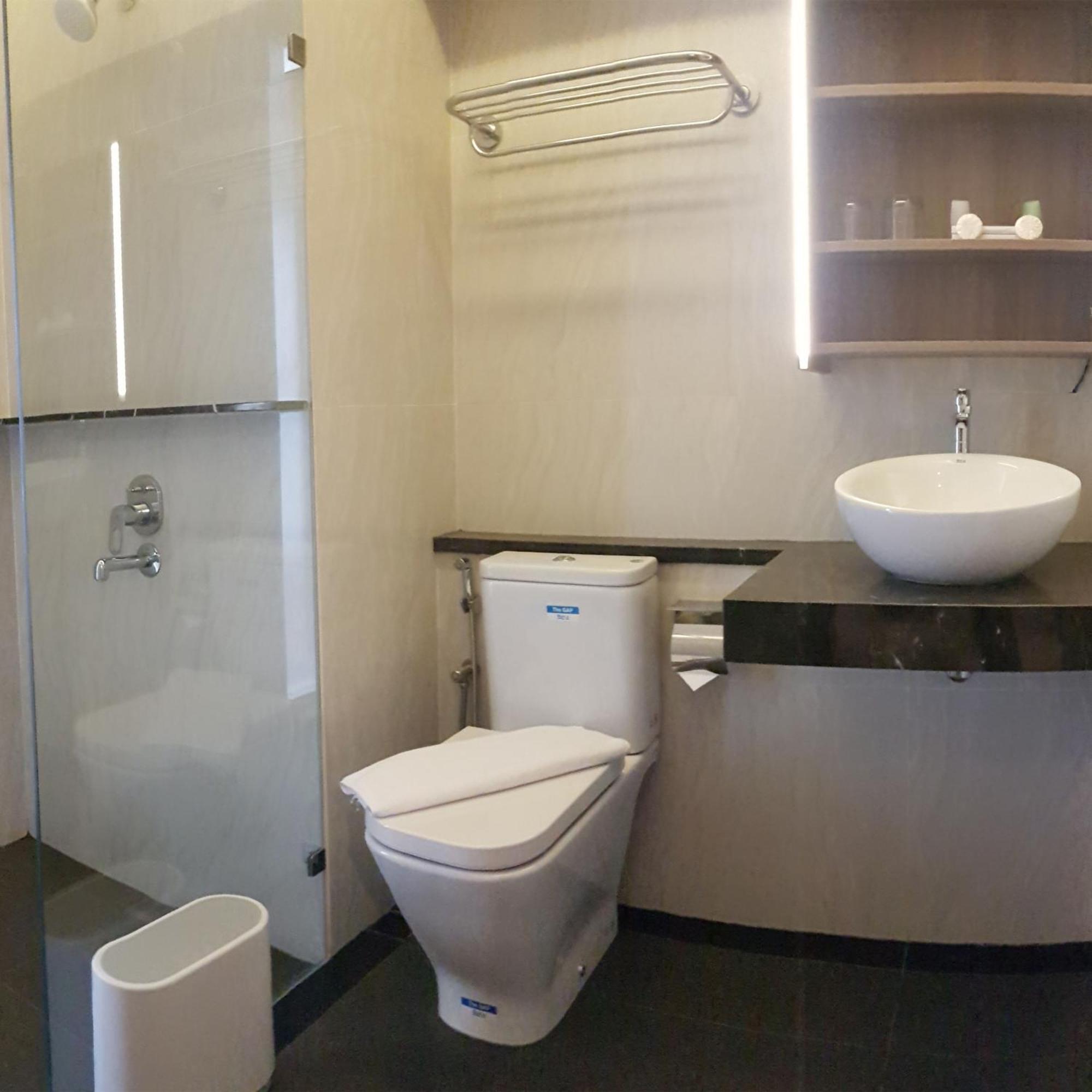 Bening Boutique Hotel Managed By Salak Hospitality Bekasi Exterior foto