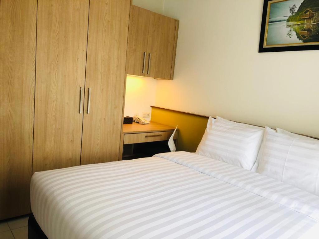 Bening Boutique Hotel Managed By Salak Hospitality Bekasi Exterior foto